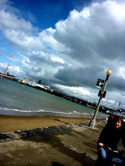 Armstrong-Anni fällt kurzfristig ans Ende, nur um dann dem Feld von hinten das Fell zu rollen!