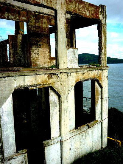 Auf der Insel, Berg erklommen, altes Direktionsgebäude.