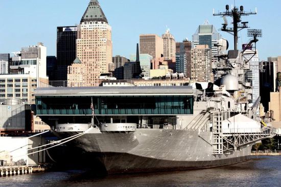 Neben unserem Anleger. Alter Flugzeugträger umgebaut zum Museum!