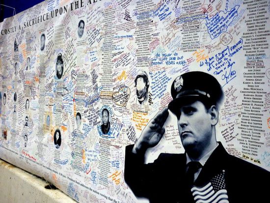 WTC Memorial - man darf nicht lesen, was da alles drauf steht! Umso präsenter wird was da wirklich passiert ist!