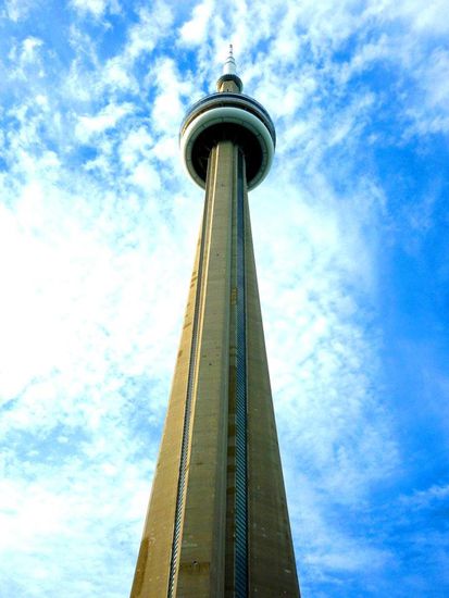 Der CN Tower, noch von unten