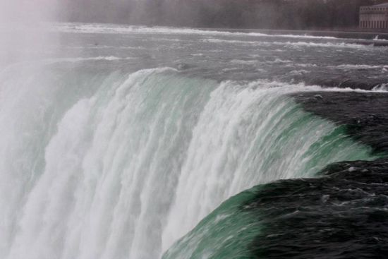Rechts im Bild das Wasserwerk von Herr Pellat, dessen Haus wir besichtigt haben.
