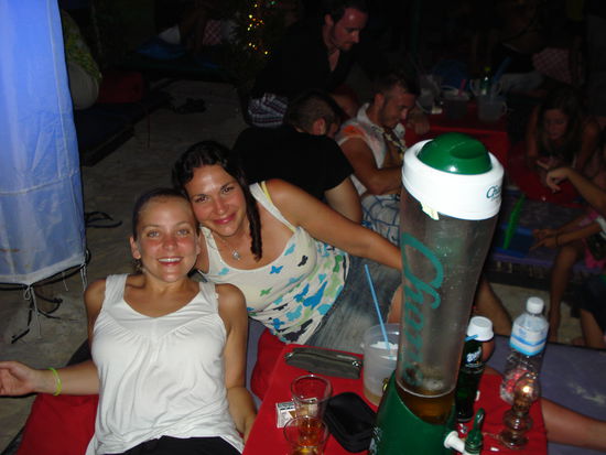Sonja und ich am Strand an der Beachparty... (das war natuerlich nicht unser Tisch mit dem Bier...)