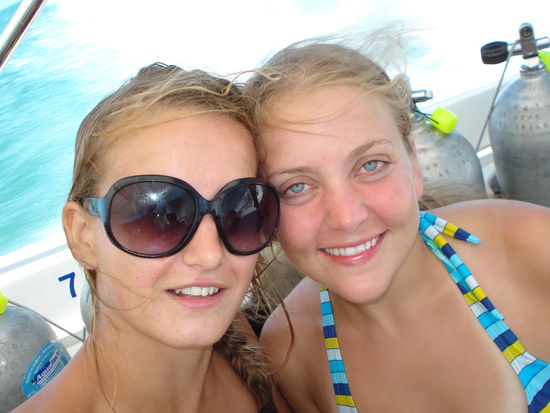 Irisz und ich auf dem Tauchboot