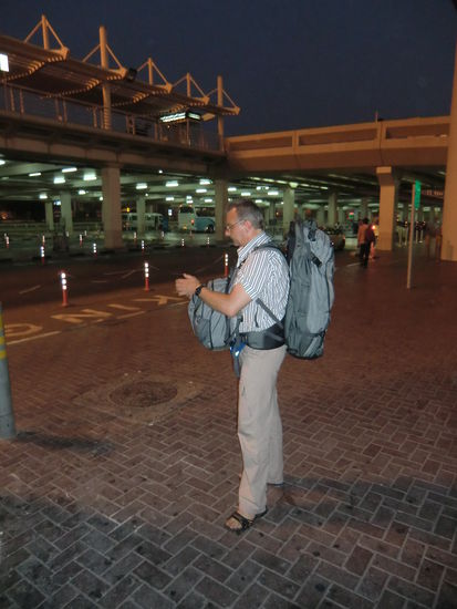 Ralle der Nichtraucher kämpft mit seinem Handy