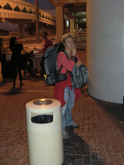 Tanja zottelt sich schnell 2 Glimmstengel in die Lunge...