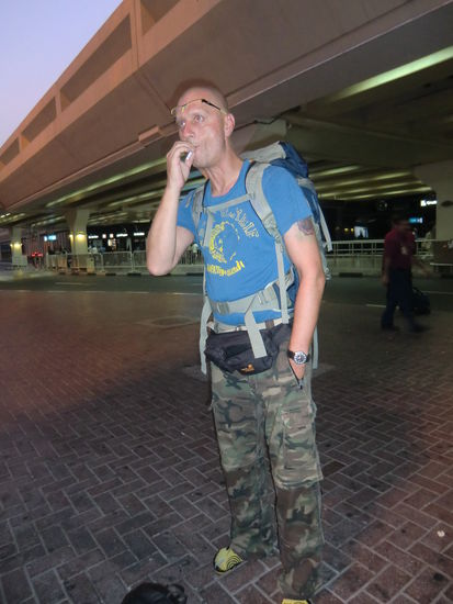 Bibo hält natürlich mit 2 Glimmstengeln mit 