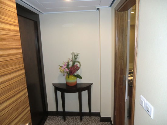 neben dem Bett geht es dann Richtung Klo.... links der Kleiderschrank mit Bügelbrett und Tresor