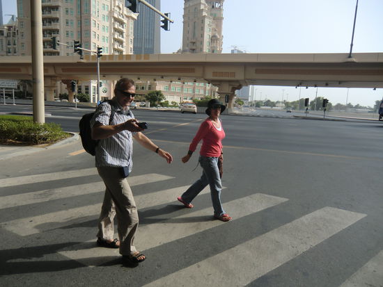 wir halten die Autofahrer auf...jeder Taxifahrer hupt und will die Bekloppten aus der Sonne holen und mitnehmen