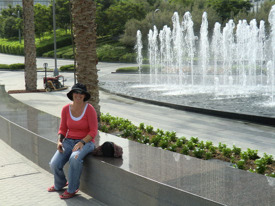 und kommen zu einem Springbrunnen, wo wir doch schon ziemlich fertig sind !!