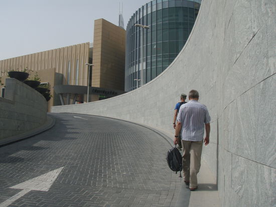 wir finden dann doch tatsächlich den Weg zum Haupteingang der Dubai Mall....