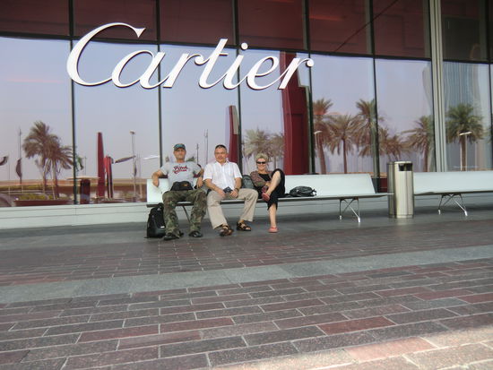 Beim Warten auf den Bus haben wir einen exklusiven Platz 