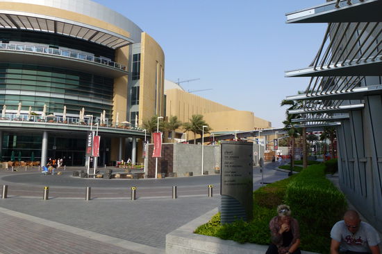 Dubai Mall Hintereingang - man beachte die heimlichen Raucher im Ramadan 