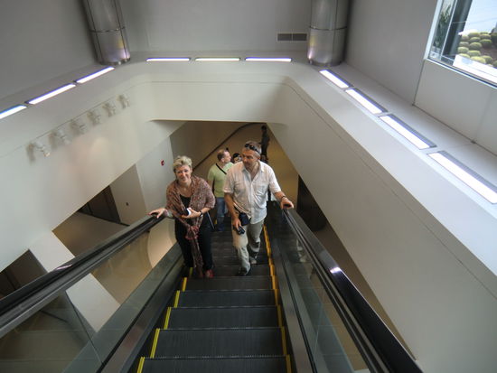 erstmal geht es eine steile Rolltreppe hinauf....