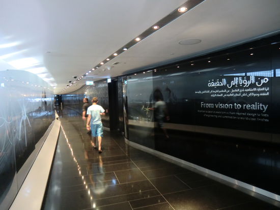 ...dann lange Gänge entlang.....