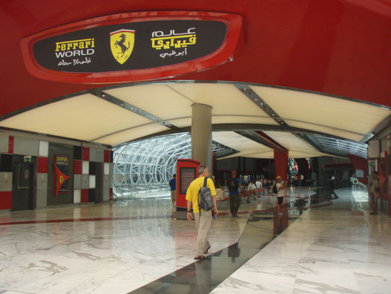 da ist er nun, der Eingang zum Spaßzentrum