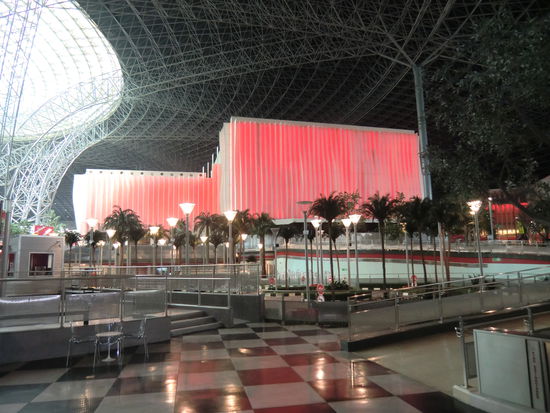 kurz nach dem Eingang tut sich eine wirklich riesige Halle auf !!!!