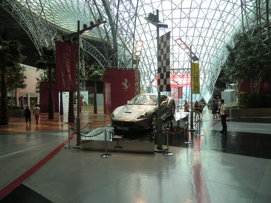 überall stehen Ferrari's rum