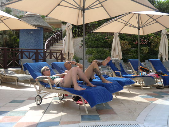 so ließen wir es uns am Pool ohne Getränke und Zigaretten gut gehen