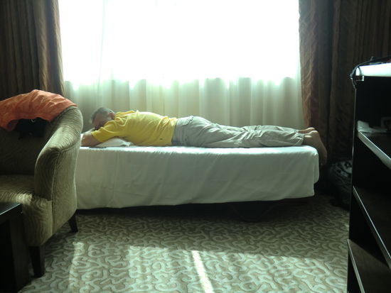 da liegt er auf'm Zimmer und pennt !!! tztztz