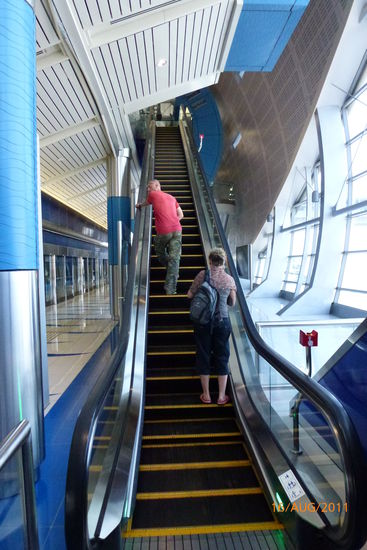 mit der Rolltreppe hoch zum Bahnhof...wie spannend...