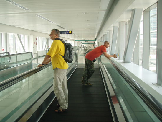 die faulen Socken benutzen das Laufband und schauen auf die Autobahn