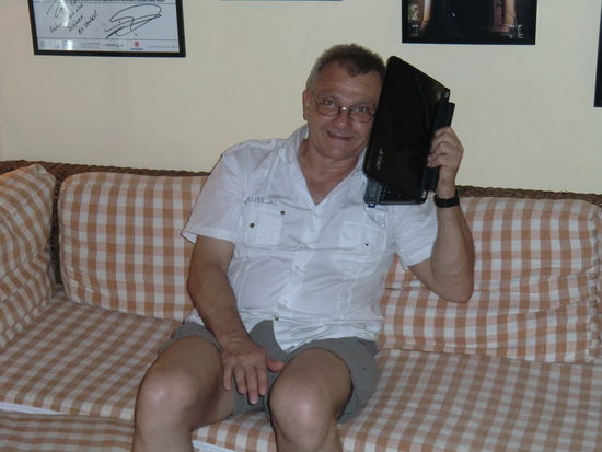 Ralle redet nicht mit dem Laptop...das nennt man heutzutage "skypen"!!