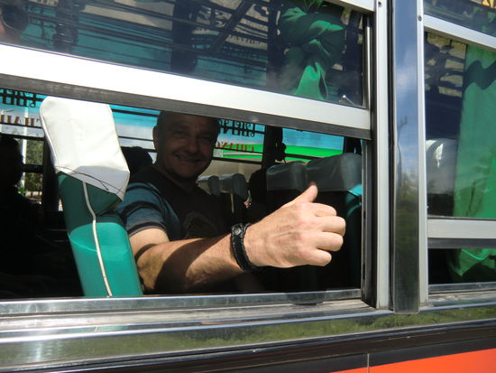 Ralle hat inzwischen eine 3'er Bank für sich alleine...ob er unangenehm gerochen hat ??....NEEEE, hat er nicht, nur Glück gehabt.... 