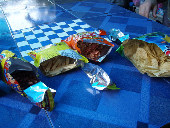 ganz links: Schokopuffreis, mitte links: Pommesstäbchen ohne Geschmack, mitte rechts: Chips mit Tomatengeschmack, ganz rechts: Chips mit japanischen Seealgen