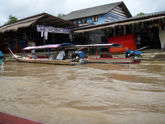 Einkaufsstände am Wasser