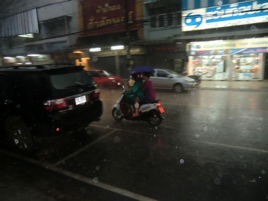 Rollerfahrer im Regen
