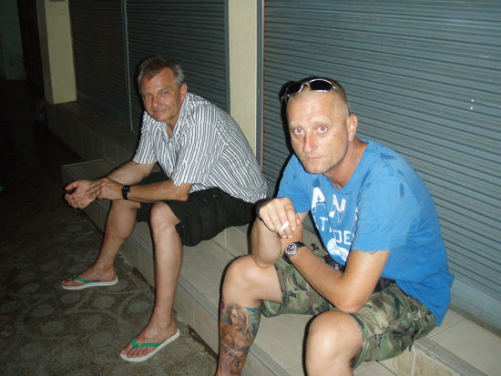 wir sitzen ein wenig erhöht 