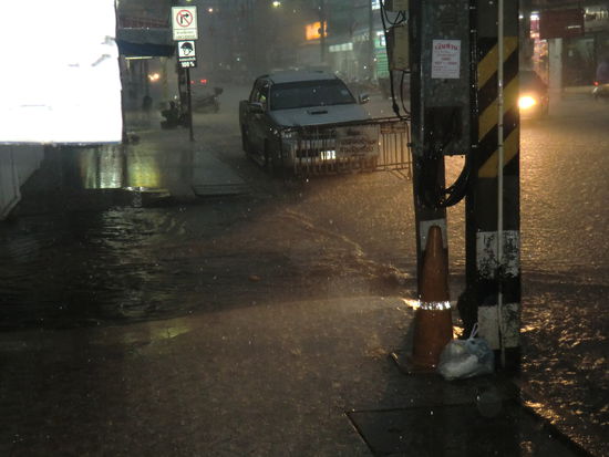 dort wo man die "Wellen" sieht, ist die Einfahrt zu ner Tiefgarage