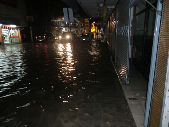 jetzt wissen wir auch, warum in der ganzen Stadt Sandsäcke verstreut rumlagen.