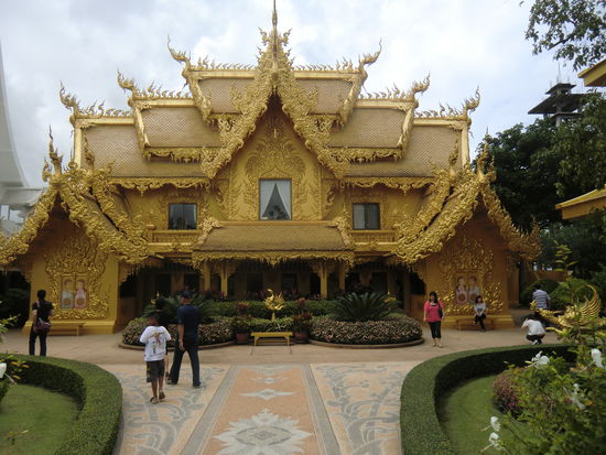 Wohnhaus des Künstlers ( oben Wohnung, unten öffentl. Toiletten )