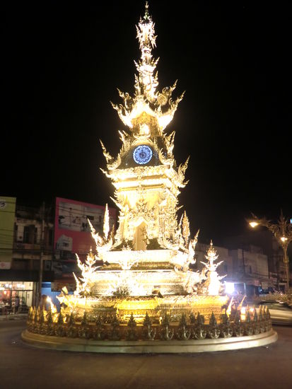 Goldener Uhrturm in Chiang Rai