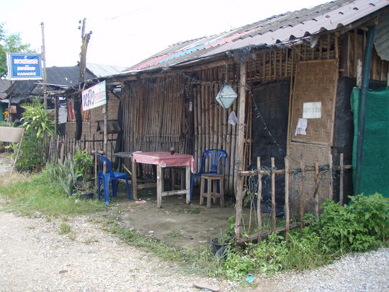 ...wandelten wir auf einer Allee einladender Karaokebars....