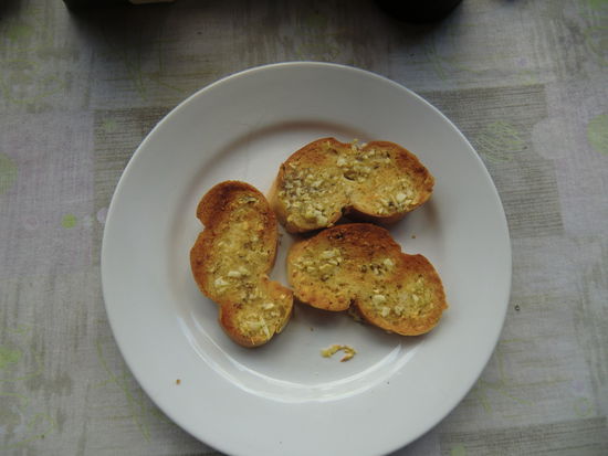 Garlic Bred ( Knoblauchbrot ), die Hälfte fehlt schon