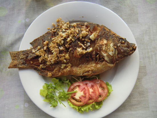 2 x Fried Fish mit Knoblauch und Pfeffer