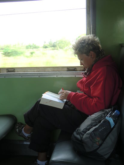 Tanja studiert Reiseführer