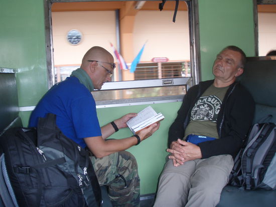 Bibo studiert Reiseführer...und was macht der Ralle...der pennt !!!! 