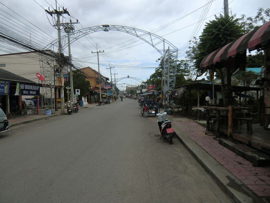 Auf der Mae Nam Kwae Road.....