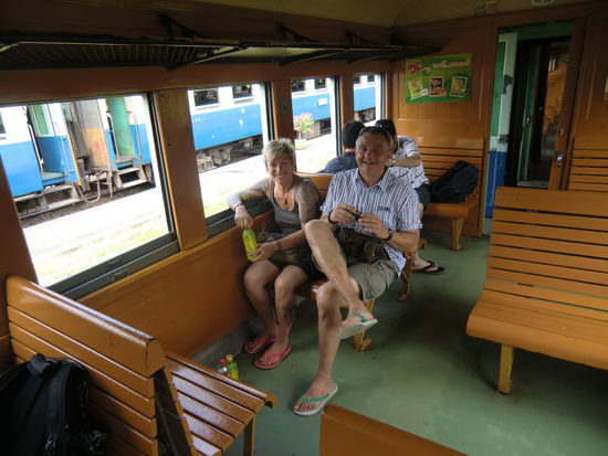 harte Holzbänke, aber schön leer