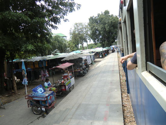 Verkaufsstände mit allem möglichen Schnick Schnack