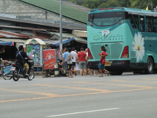 Bespaßungsmanagerinnen wild fuchtelnd mit Schildern in der Hand, die ihrer Reisegruppen ( eine hatte die Kennziffer "Group 135" ) wie Viehherden zum Wasserfall trieben