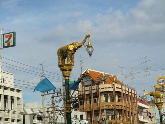 hier hat man noch Geld für schöne Straßenlaternen