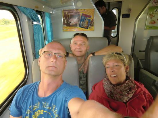 die 3 auf dem Weg gen Süden ( ich frag mich immer warum wir so bekloppt drein schauen ?? Ist doch alles gut !!! )
Im Zug kam dann ganz überraschend eine Stewardess vorbei und brachte uns einen Becher Wasser und etwas zum Essen.#
Damit haben wir ja überhaupt nicht gerechnet !!