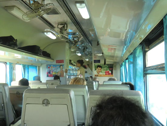 die Stewardess beim Anliefern