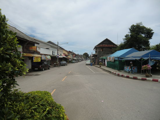 die Straße zum Bahnhof in Pachuap Khiri Khan