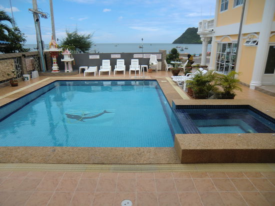 der Ausblick auf Pool und Meer